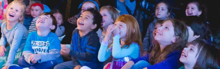 Anniversaire, enfants heureux